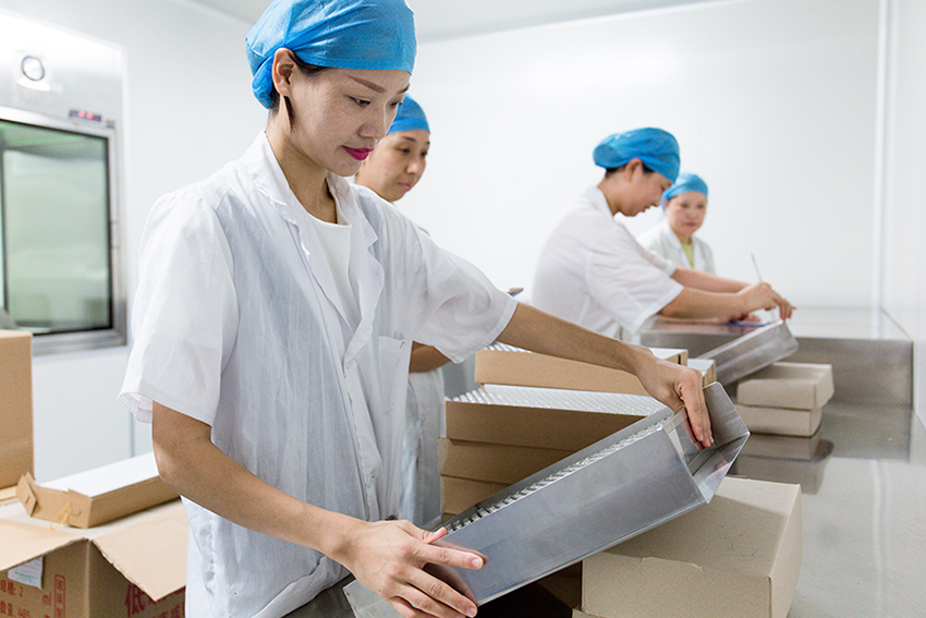 9.排瓶女工們.jpg